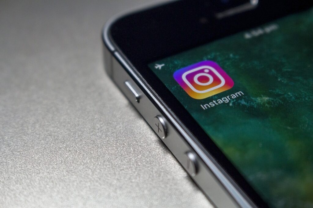jak dodać tło do zdjęcia na instagramie